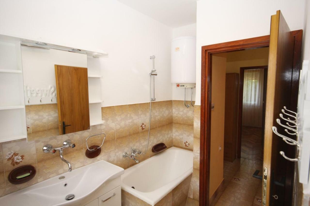 Two Bedroom Apartment, Nice Neighborhood, Free Parking, Wifi Πούλα Εξωτερικό φωτογραφία