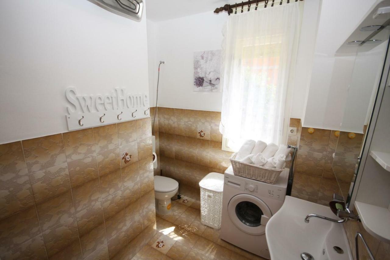 Two Bedroom Apartment, Nice Neighborhood, Free Parking, Wifi Πούλα Εξωτερικό φωτογραφία