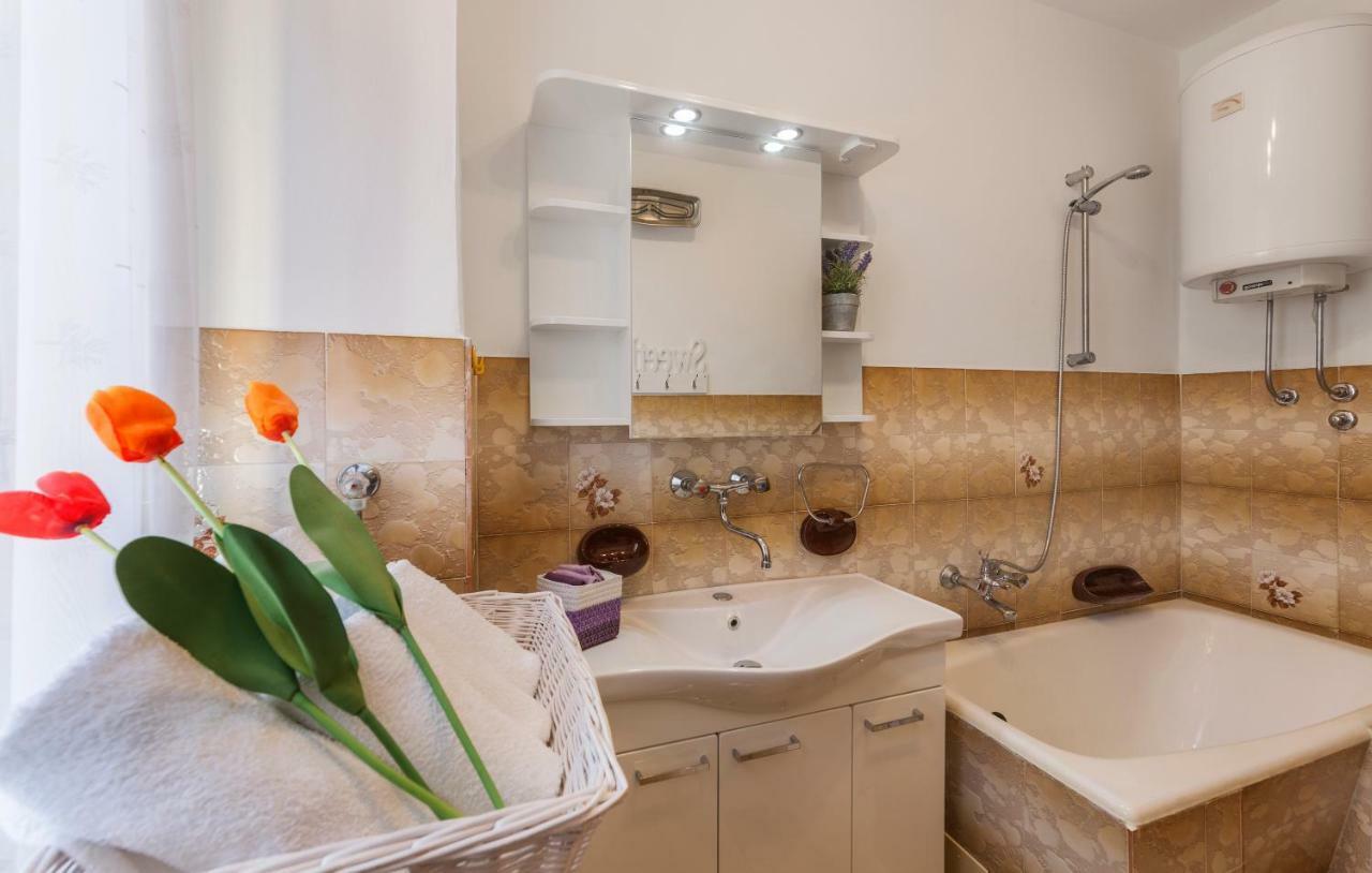 Two Bedroom Apartment, Nice Neighborhood, Free Parking, Wifi Πούλα Εξωτερικό φωτογραφία