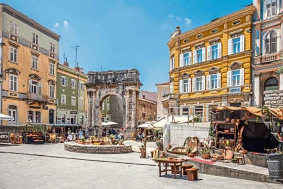 Two Bedroom Apartment, Nice Neighborhood, Free Parking, Wifi Πούλα Εξωτερικό φωτογραφία